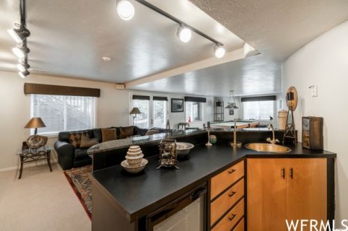 6 Mistywood Ln, Sandy UT 84092-4850 exterior