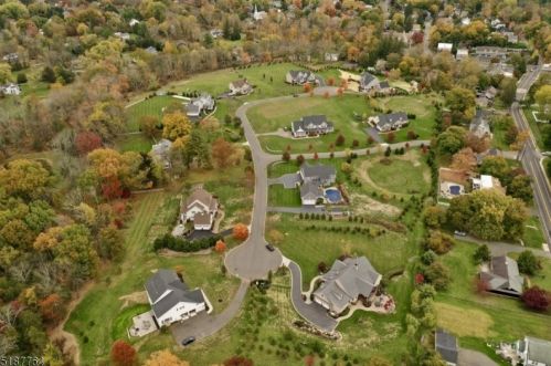 9 Blue Heron Ln, Gladstone, NJ 07934-2163