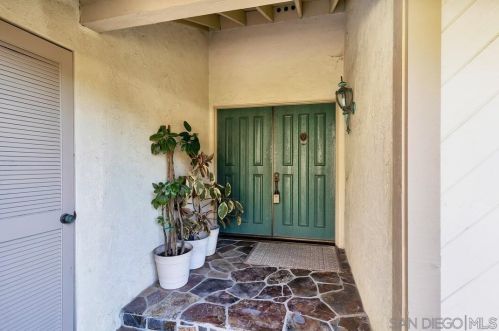 1038 Silver Stallion Dr, Vista, CA 92081-6717