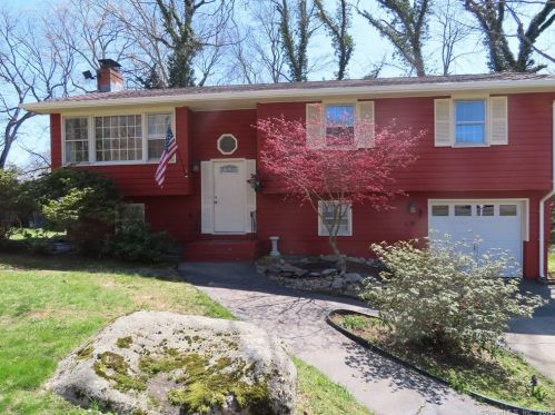 1 Holly Ln, Gales Ferry, CT 06335-1620