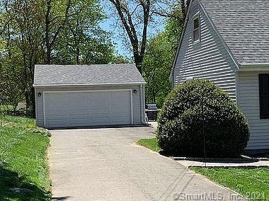 30 Sunset Dr, Huntington, CT 06484-4327