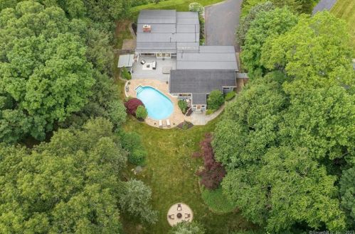 26 Grey Hollow Rd, Norwalk CT  06850-1305 exterior