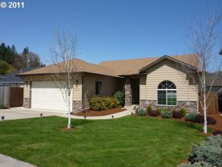 2304 Waldon Ave, Roseburg OR  97470-3847 exterior