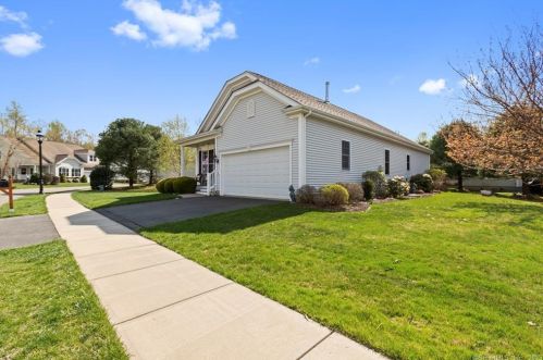 16 Wadsworth Ln, Wallingford, CT 06492-2877
