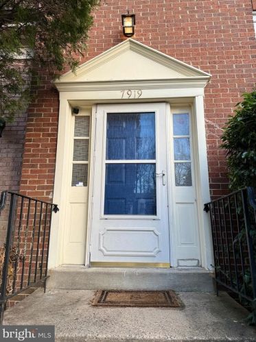 7919 Bubbling Brook Cir, Springfield VA  22153-2633 exterior