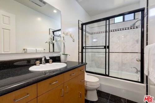843 12th St, Santa Monica CA  90403-1728 exterior
