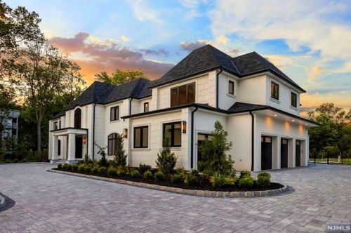 22 Burning Hollow Rd, Upper Saddle River, NJ 07458-2939