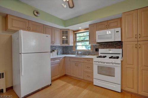 24 Speer Pl, Nutley, NJ 07110-1633