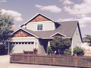 108 5th St, Carlton, OR 97111-9616