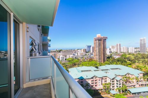 3009 Ala Makahala Pl, Honolulu HI  96818-1698 exterior