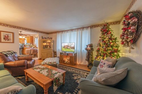335 Beech St, Vandergrift, PA 15690-1403