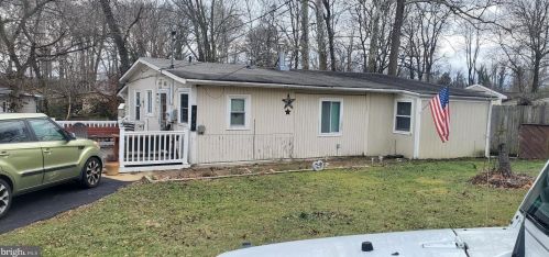 915 Alexis Rd, Woodbridge, VA 22191-1427