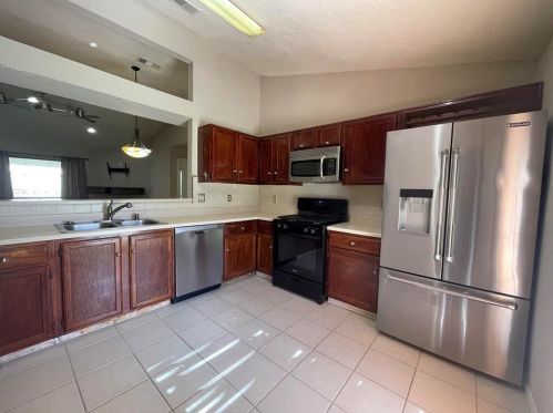 313 Oxford Dr, Conroe, TX 77303-1814