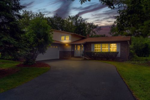 907 Burr Oak Dr, Arlington Hts, IL 60004-1934