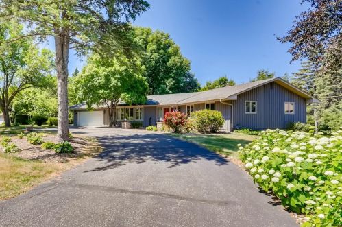 1135 Vagabond Ln, Minneapolis, MN 55447-2559