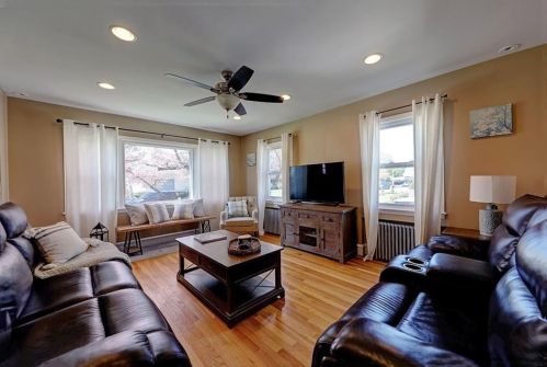 205 Wardlaw Ave, Providence, RI 02908-2224