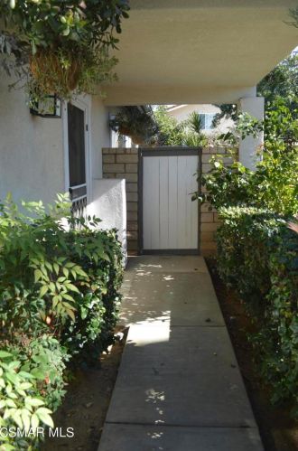 2040 Freesia Ave, Simi Valley CA  93063-3534 exterior