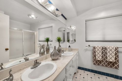 1430 Greenbriar Rd, Glendale CA  91207-1053 exterior