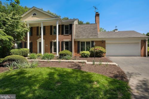 9408 Fairpine Ln, Great Falls, VA 22066-2109