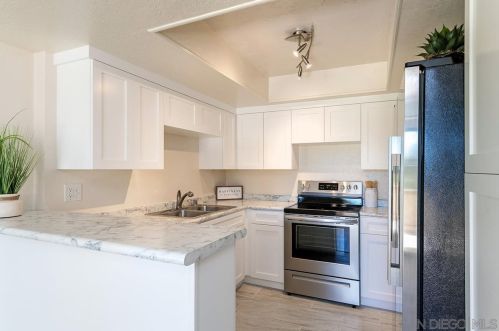 705 Copper Dr, Vista, CA 92083-4423