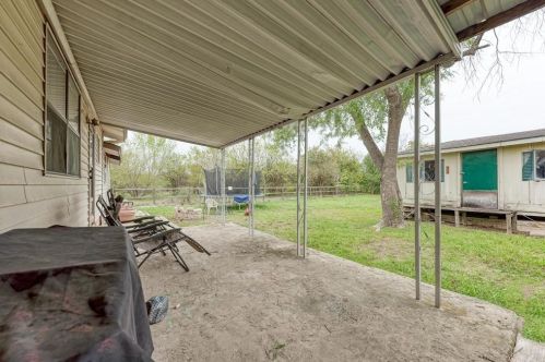 810 Sledge St, Uhland TX 78640-5609 exterior