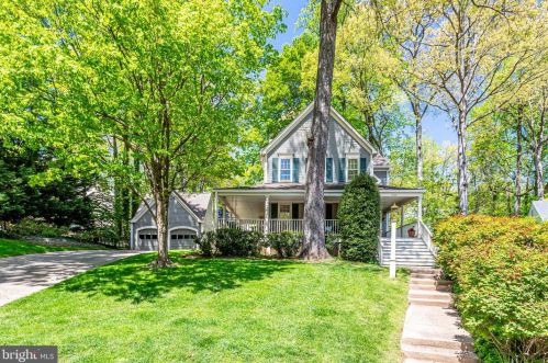 1568 Harpers Cove Ln, Herndon, VA 20194-1207