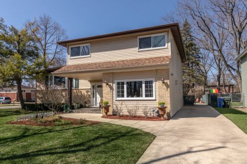 1400 Boro Ln, Mount Prospect, IL 60056-1748