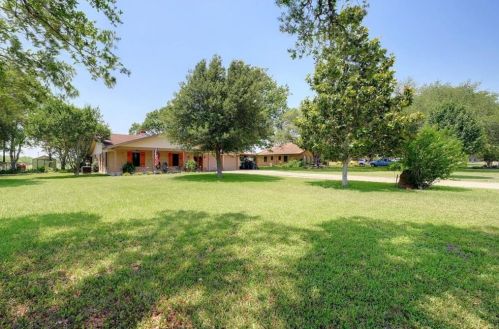 1054 Country Oak Dr, Stairtown, TX 78648-4810