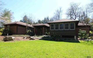 8 Woodland Ct, York, PA 17403-4443