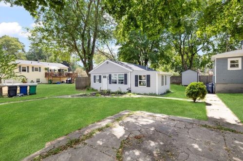 9 Meridan St, Warwick, RI 02889-2722
