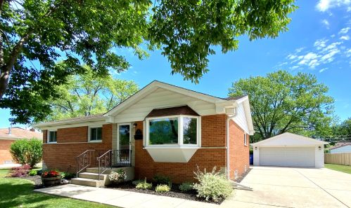 11 Audrey Ln, Mount Prospect, IL 60056-2801