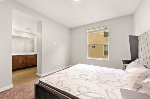 543 Rockefeller, Irvine CA  92612-7175 exterior