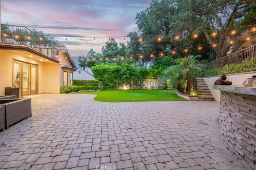 1566 Hillside Dr, Glendale CA  91208-2456 exterior