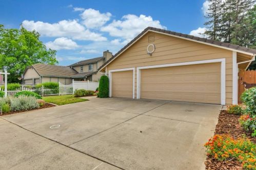 9266 Emerald Crest Dr, Elk Grove, CA 95624-2824