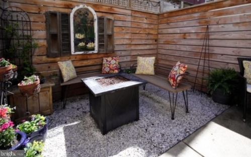 1015 4 St, Philadelphia PA 19147-4106 exterior