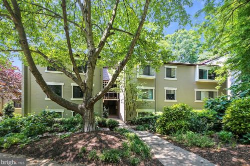 2212 Springwood Dr, Herndon VA  20191-2351 exterior