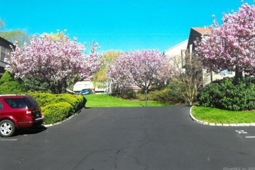 9 Lambert Cmn, Wilton CT  06897-4535 exterior
