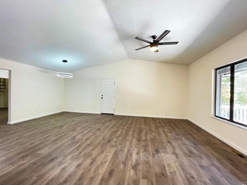 24550 Sherwood Rd, Willits, CA 95490-8593