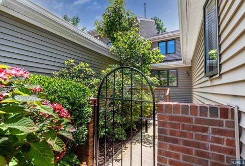 33 Niagara Dr, Mahwah, NJ 07430-1594