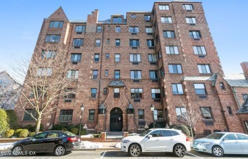 4 Lafayette Ct, Greenwich CT  06830-5320 exterior