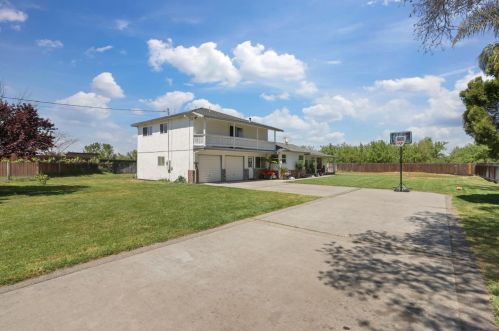 2551 Lovelace Rd, Manteca, CA 95336-9680