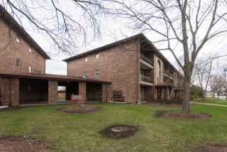 7535 Sheridan Dr, Willowbrook IL  60527-2442 exterior