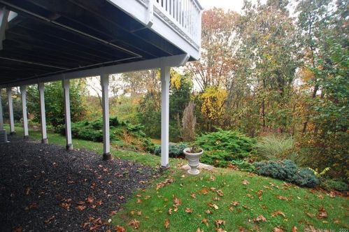 381 Chestnut Hill Rd, Norwalk CT  06851-1414 exterior