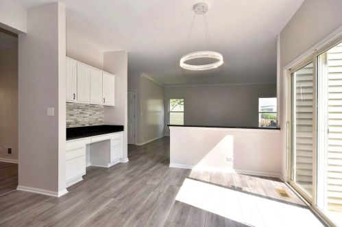 364 Messenger Cir, North Aurora IL  60542-1805 exterior