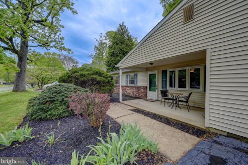 17 Manorhouse Dr, Trenton, NJ 08638-1727