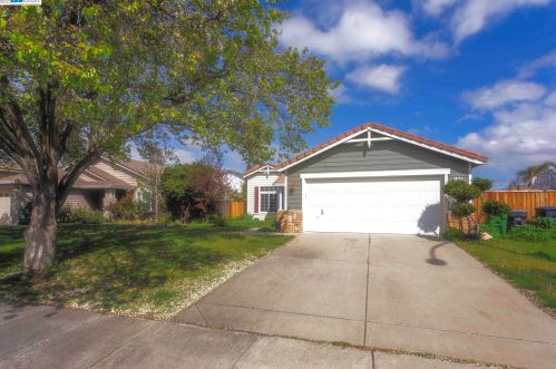 1333 Ray Harvey Dr, Tracy, CA 95377-8209