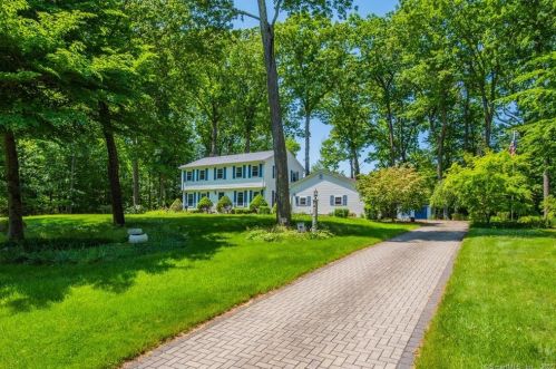 15 Laurel Woods Rd, Woodbury, CT 06798-2516