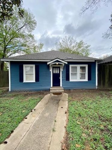 215 Phillips St, Conroe TX  77301-2815 exterior