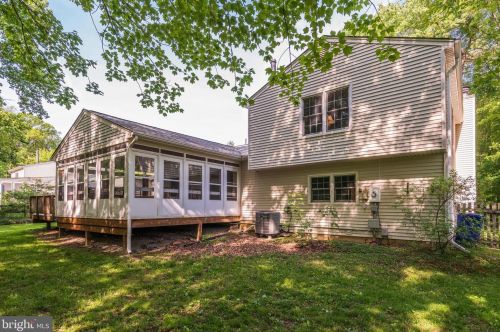 2333 Rosedown Dr, Herndon VA  20191-1631 exterior