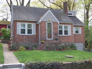 8 Gillies Ln, Norwalk, CT 06854-1013